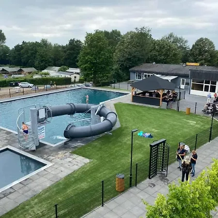 Dubbele Chalet Op Een Leuke Camping Aan Het Water Chalet